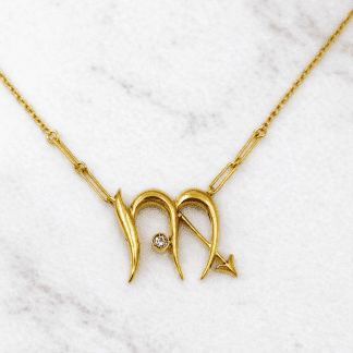 Cadena Tynel con letra M en oro de 18k