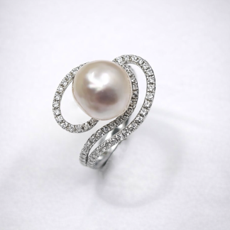Anillo oro blanco 18k perla y brillantes