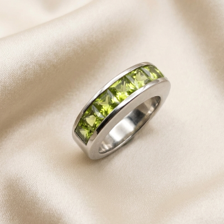 Anillo Oro 18k con Peridotos Talla Princesa