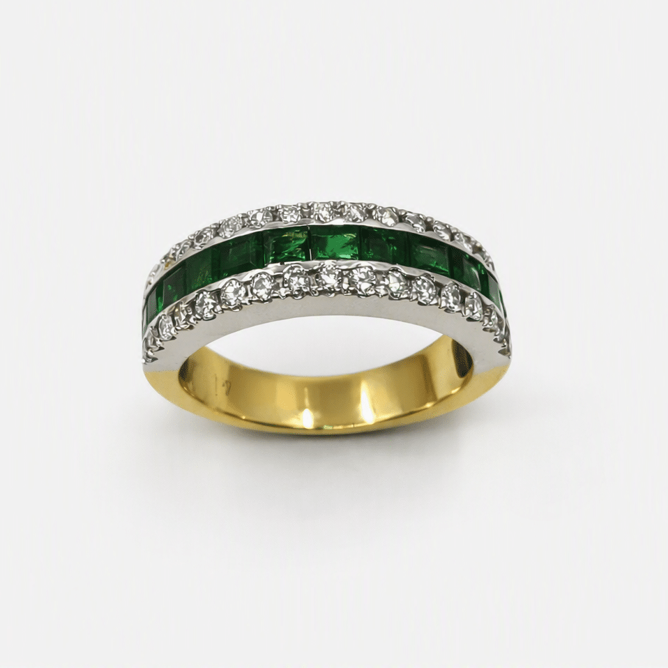 Anillo dorado con esmeraldas y brillantes