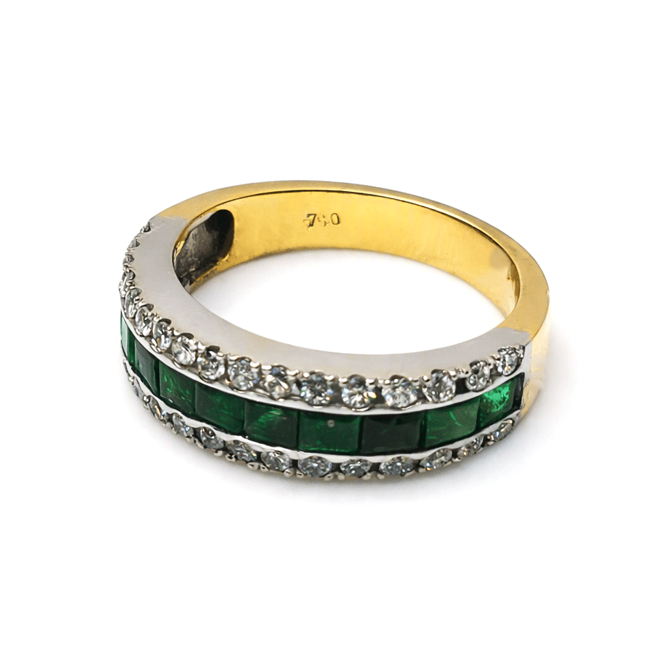 Vista frontal del anillo brillante y elegante