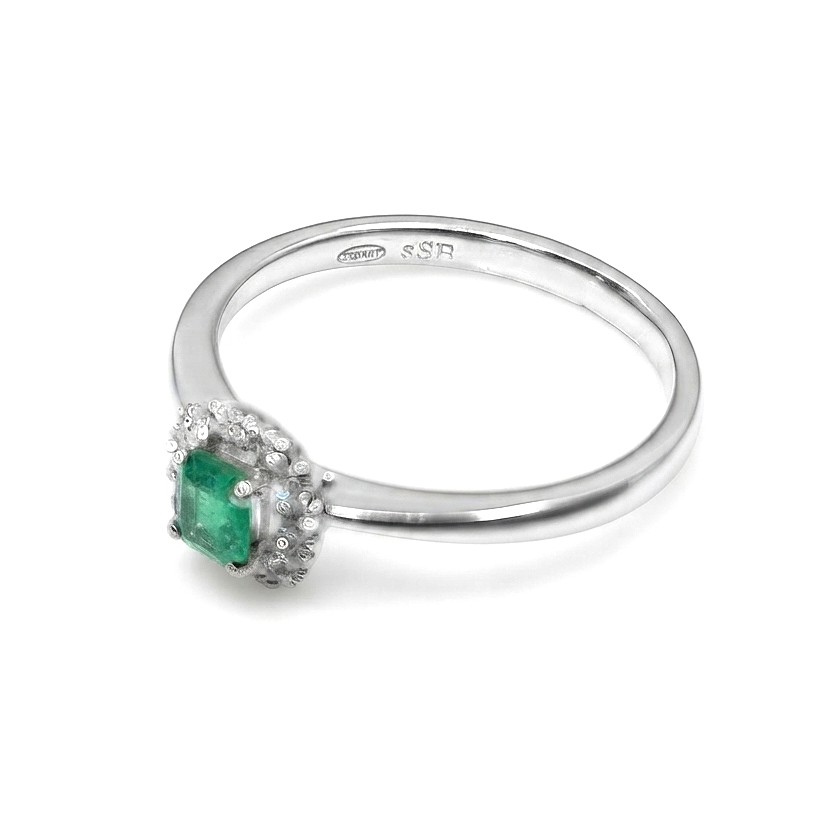Anillo elegante con esmeralda y brillantes