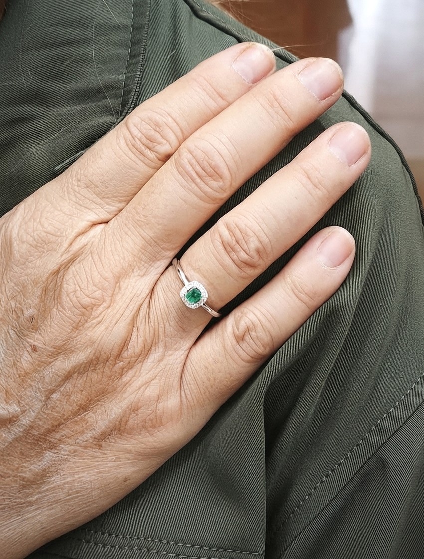 Anillo con esmeralda central y brillantes naturales