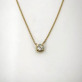 Cadena con diamante brillante