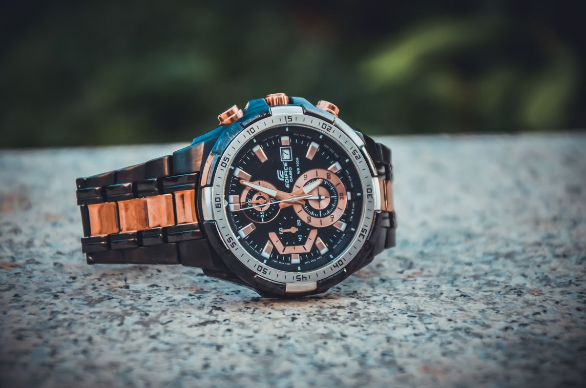 Reloj elegante en la muñeca, fotografía real